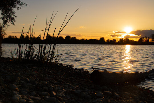 Sonnenuntergang am See in der Nähe von Dillingen an der Donau