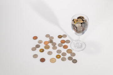 ワイングラスに入った日本円の硬貨