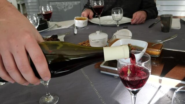 Vin rouge vers&eacute; en ralenti