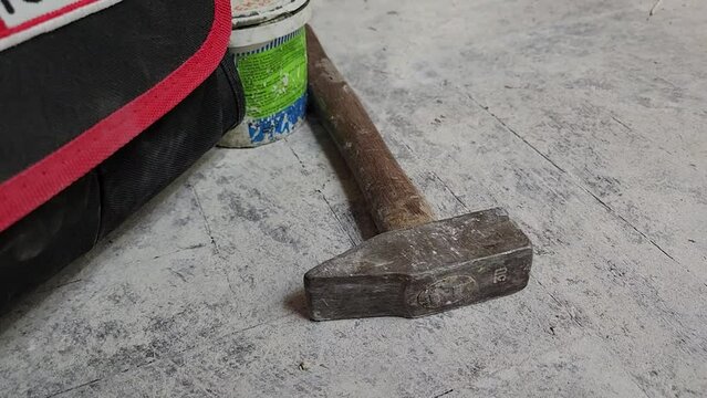 Marteau sale sur un chantier