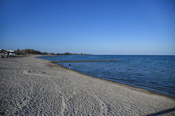 Ein Mann geht spazieren am Strand von Kellenhusen