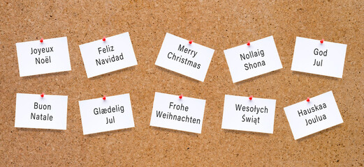 Weihnachtswünsche in verscheidenen Sprachen auf einem Notizzettel