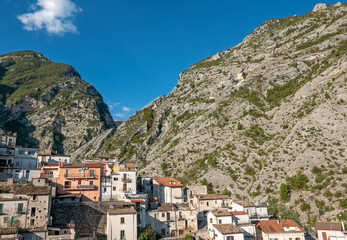 Fototapeta na wymiar glimpse of the beautiful village of Fara San Martino among the mountains