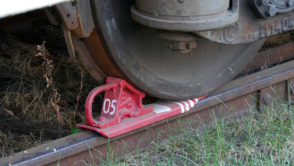 The train is parked. The brake shoe. Anti-rollback device