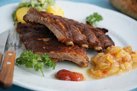 Schweinerippchen, Ripperl, im Backrohr gebraten mit Chutney 