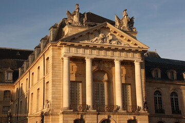Fototapeta na wymiar Colonnade du palais des ducs de Bourgogne de Dijon. France