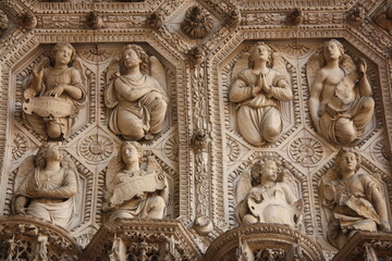 Bas-reliefs de la cathédrale à Dijon en Bourgogne. France