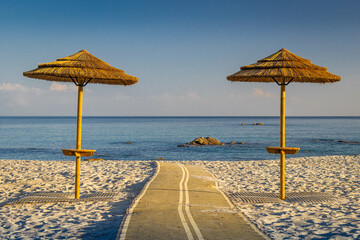 Zwei Bastschirme am Plage de L'Île-Rousse