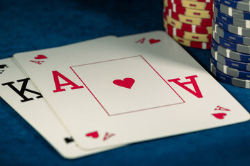 Obraz premium Ace of Hearts and King of Spades with chips on the poker table