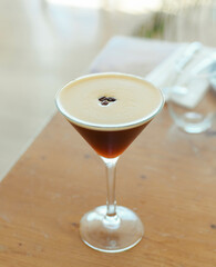 Cocktail espresso martini que se toma fría y se hace con café expreso, licor de café y vodka