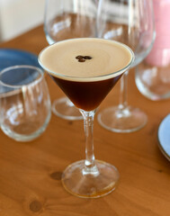Cocktail espresso martini que se toma fría y se hace con café expreso, licor de café y vodka