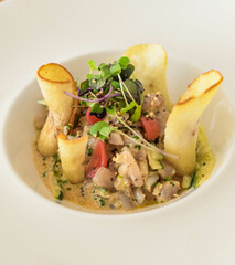Tartar de lubina con tostadas gourmet en un restaurante europeo