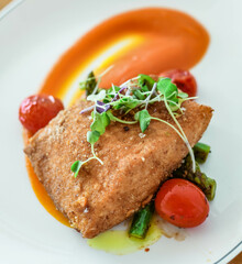 Salmon crunchy con confitura de zanahoria anisada.