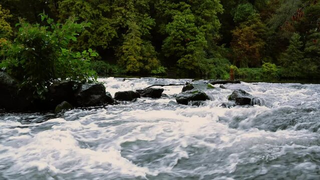 Flie&szlig;endes Wasser der Wupper im Bergischen Land NRW bei Solingen, Leichlingen 21.10.2023