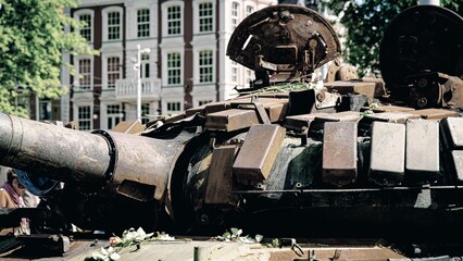 Tanque de guerra russo enferrujado em exposição na capital europeia, Amsterdão - obrazy, fototapety, plakaty