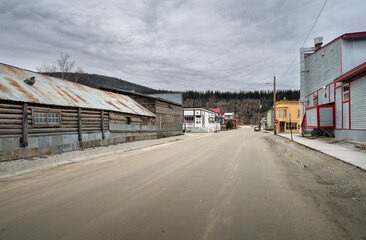 Obraz premium Historic wooden buildings line a street in Dawson City, Yukon, Canada