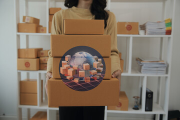 Mujer de negocios exitosa preparando sus envíos a todo el mundo. Lleva sus paquetes para...