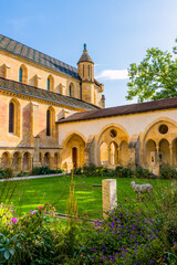 Obraz premium Le cloître de la Collégiale de Neuchâtel en Suisse