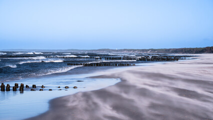 Burza piaskowa na plaży - obrazy, fototapety, plakaty