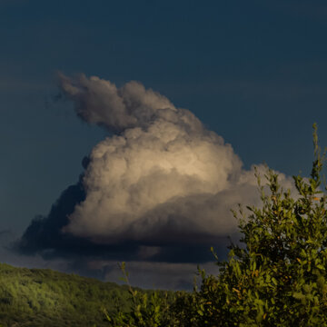 ciel d'orage en forme de bonnet phrygien