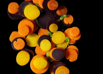 Kolorowe marchewki krojone w plastry