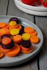 plastry kolorowej marchewki na talerzu
