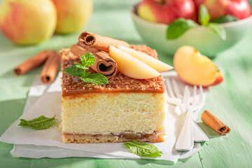 Sweet and homemade cheesecake with caramel and apples.