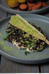 Danie wegetariańskie 
czarna soczewica , zielona fasola, humus, pieczona pietruszka, kruszonka z parmezanu
