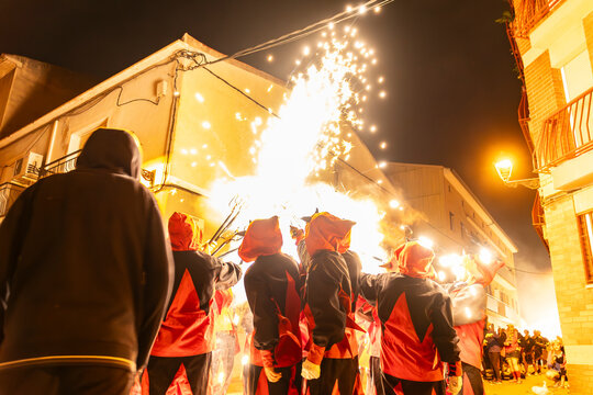 Diables con fuegos artificiales en la calle en fiestas mayores
