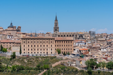 Fototapeta na wymiar Capturing the timeless beauty of Toledo, Spain: A panoramic landscape showcasing the historical charm and architectural splendor
