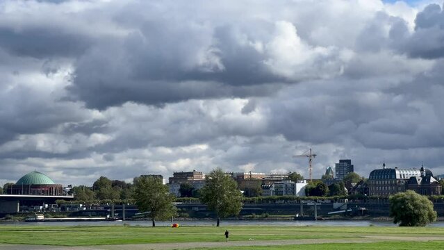 bunten Lenkdrachen steigen lassen in D&uuml;sseldorf am Rhein an einem bew&ouml;lkten Herbsttag