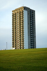 Hochhaus mit Wohnungen und Apartments im Stil der Siebzigerjahre am Deich im Herbst in Büsum im Kreis Dithmarschen an der Küste der Nordsee an der Nordsee in Nordfriesland in Schleswig-Holstein