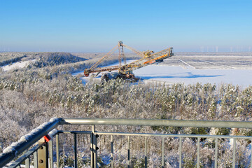 Meuro Schaufelradbagger im Winter im Lausitzer Seenland - Meuro rotary excavator in Lusatian Lake District in winter - obrazy, fototapety, plakaty
