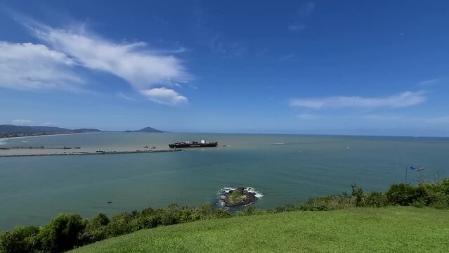 Imagens de voo livre de parapente no parque do Atalaia em Itaja&iacute; Canta Catariana Brasil.