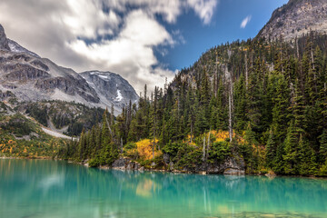 Fototapeta na wymiar A hint of Autumn colors at the spectacular Joffre lakes with their turquoise color in the wilderness of British Columbia, Canada