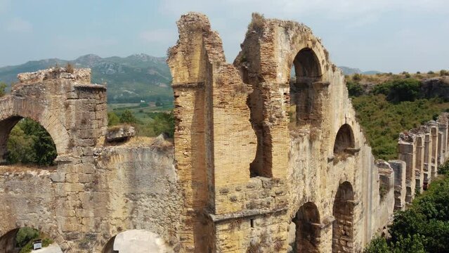 It is the surviving part of the aqueduct from the Roman period. Separate pieces made of stone and brick can be seen. Some of the arches are solid.