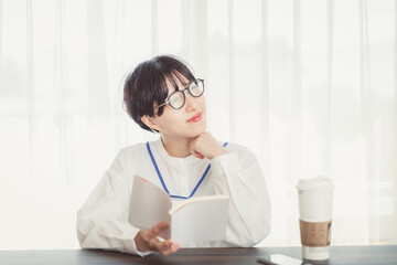 本　カフェ　読書　会社員　reading cafe book woman 