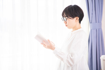 本　カフェ　読書　 女性　大学生　reading cafe book woman