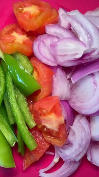 rodajas de pimiento morr&oacute;n verde, tomate y cebolla 