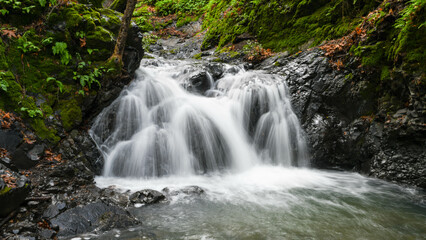 Fototapeta na wymiar Beautiful Waterfall 