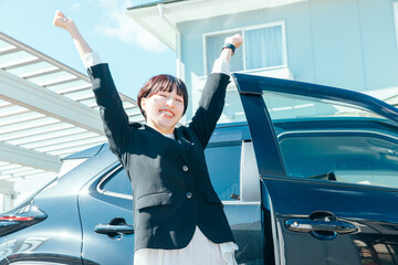 女性会社員　笑顔　ストレッチ　背伸び　business 