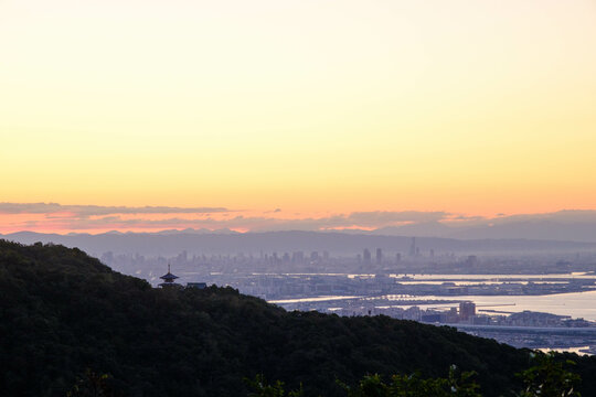神戸市の高台渦森台展望公演からの夜明け。やまなみから太陽が昇り雲がオレンジ色に輝く。 © 宮岸孝守