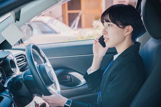 スマホ　運転　車 ビジネスウーマン
女性　営業マン　仕事　携帯電話　電話　drive car business woman 
