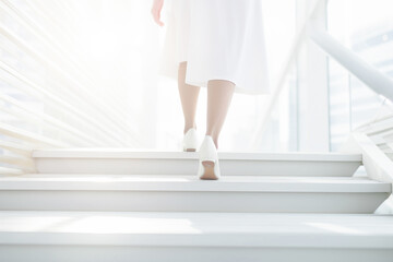 光に向かって階段を登る女性