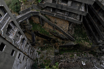 軍艦島に残る56号棟横の五十段