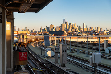 Naklejka premium Sunrise over the New York City skyline & G Subway train