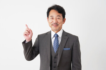 左側を指差す中年のビジネスマン　白背景