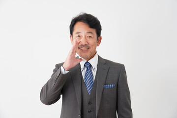 呼びかける中年のビジネスマン　白背景
