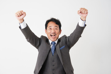 ガッツポーズをする中年のビジネスマン　白背景