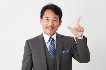 チェックサインをする中年のビジネスマン　白背景